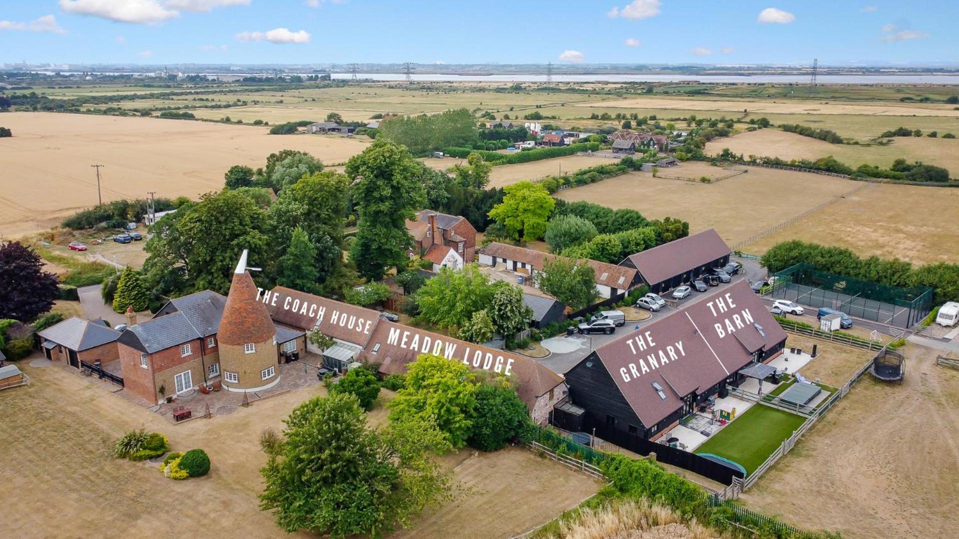 The Roost Group - The Coach House - Hot Tub Villa Gravesend Szoba fotó